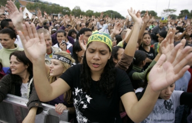 ▲뜨겁게 기도하는 라틴 아메리카인들의 모습.