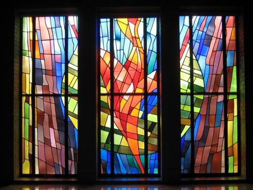 전통적 교회 건물의 스테인드 글라스. ⓒHope Presbyterian Church of Minneapolis.