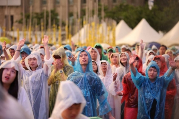 ▲지난 8월 10일 서울광장에서 열린 '라이즈업코리아810 대회'에 참가한 청소년들. 쏟아지는 비도 이들의 기도와 찬양을 막을 수 없었다.  ©라이즈업코리아