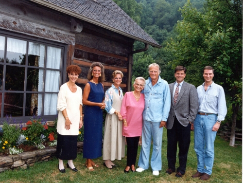 지난 1993년의 빌리 그래함 목사 가족. 왼쪽부터 딸인 버지니아, 앤, 아내인 故 루스 그래함 사모, 빌리 그래함 목사, 아들이 프랭클리, 네드. ⓒ빌리그래함전도협회(BGEA).