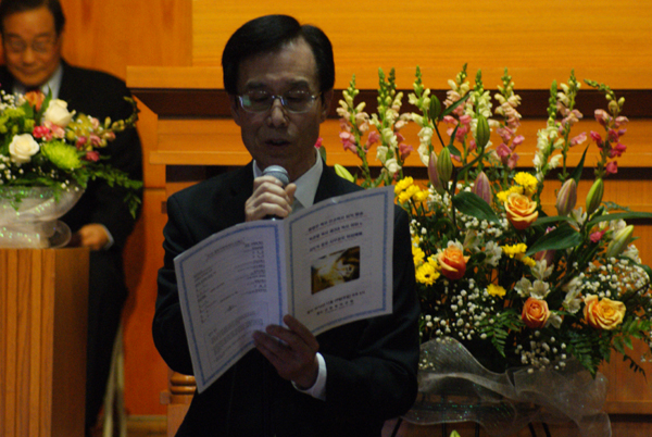 정태관 장로가 박준열 목사의 약력을 소개하고 있다.