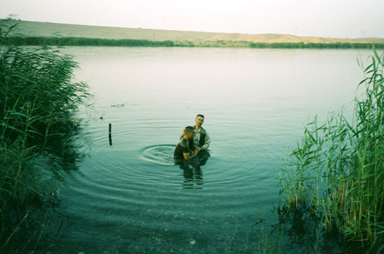 아프가니스탄에서 병사에게 침례를 주는 김성진 소령