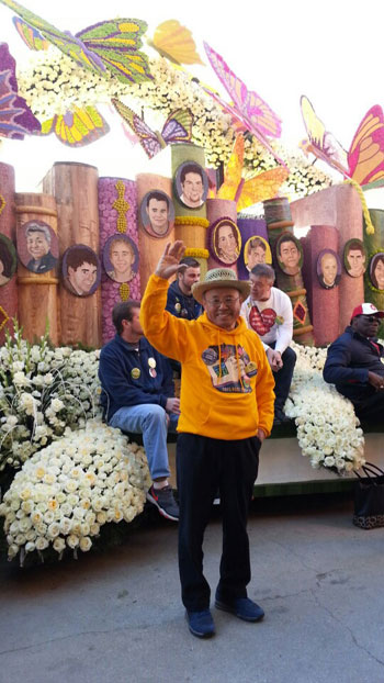 박진탁 이사장이 꽃차 앞에서 기념촬영을 하고 있다. ⓒ사랑의장기기증운동본부 제공
