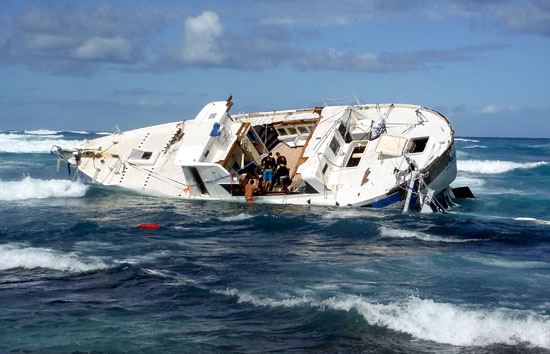 3일 전복 사고를 당한 YWAM 선교보트 하와이 알로하. 이 사고로 2등 항해사 아론 브렘너가 실종됐다.  ©국제YWAM