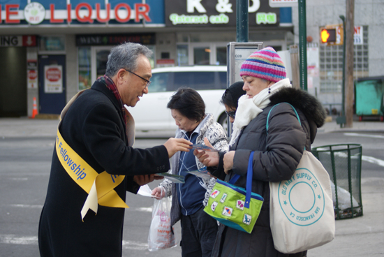 뉴욕전도협의회 회원들이 열심히 전도지를 나눠주며 복음을 전파하고 있다.