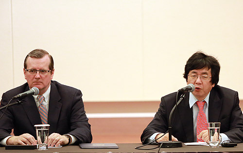 장순흥 총장(오른쪽)이 기자들의 질문에 답하고 있다. ⓒ한동대 제공