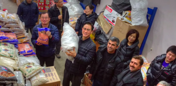 주님세운교회가 IS의 테러로 인해 난민이 된 사람들을 돕기 위해 터키의 난민촌에 구호 물품을 전달하고 있다. 