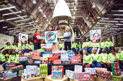 자선단체 사마리아인의 지갑이 연례행사로 2013년 12월 12일 필리핀의 태풍 하이옌 피해로 난민이 된 어린이들에게 60,000 개 이상의 신발 상자를 뉴욕 JFK 공항에서 출하하고 있다. 사진 Christian post