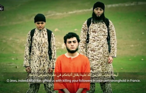 10일 IS의 10대 소년 조직원이 인질을 총살하는 동영상이 공개됐다. IS 소년 조직원은 인질의 얼굴에 총을 쏜 후 