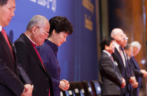 (왼쪽 두 번째와 세 번째) 김선도 목사와 박근혜 대통령이 기도하고 있다. ⓒ청와대