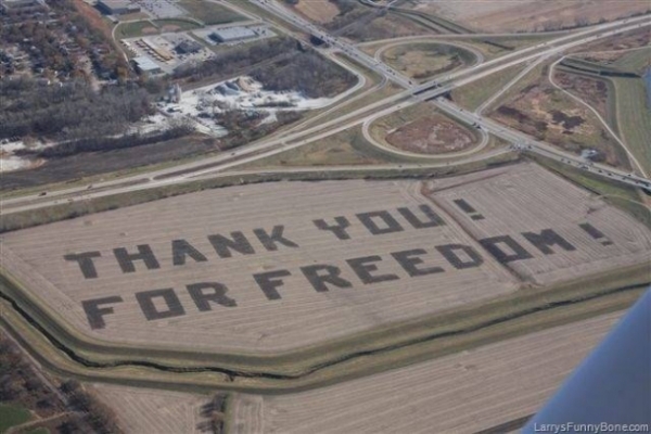 네브라스카 소재한 오펏 공군기지 앞에 지역주민들이 쓴 감사의 메시지