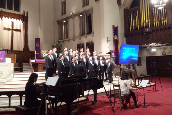 LA남성선교합창단이 아름다운 찬양을 연주하고 있다.
