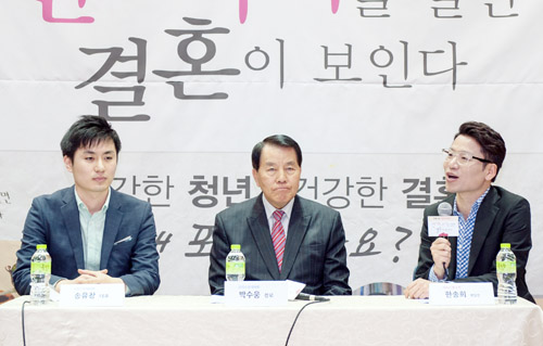 송유창 대표, 박수웅 장로, 한송희 편집장(왼쪽부터)이 이야기하고 있다. ⓒ가이드포스트 제공