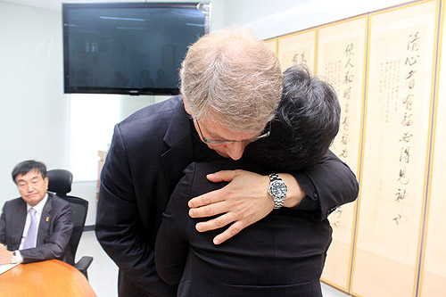WCC 트베이트 총무가 한 실종자의 가족을 안아주고 있다. ⓒ김진영 기자