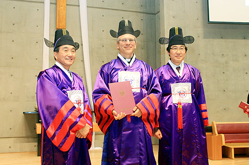 한신대 명예철학박사학위를 받은 WCC 트베이트 총무(가운데)가 채수일 총장(왼쪽) 및 연규홍 신대원장(오른쪽)과 함께 기념촬영을 하고 있다. ⓒ김진영 기자