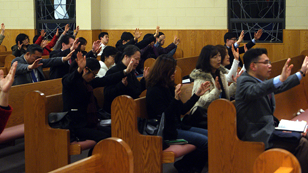 RCA 춘계연합부흥성회에서 참석한 성도들과 목회자들이 합심으로 기도하고 있다.