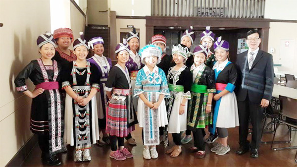 프레즈노 몽족 어린이합창단이 아름다운 선율로 하나님께 영광 돌리고 있다.