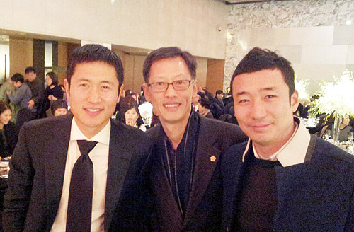 박에녹 목사(가운데)가 이영표·최태욱 선수와 함께한 모습. ⓒ박 목사 제공