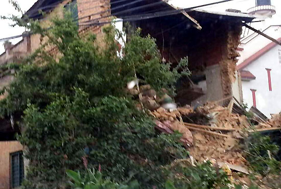 최희철 네팔 선교사가 25일 지진 직후 1시간 이내에 집으로 돌아오는 길에 찍은 사진을 본지에 보내왔다. 81년 만의 대지진으로 처참하게 무너진 건물들.  ©최희철 선교사