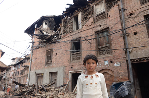 시아(9세)가 살고 있는 박탁푸르는 대지진으로 폐허가 되었다.