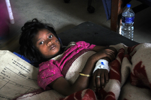 고르카병원에서 만난 칼파나(10세)는 지진으로 인해 다리를 다쳤다.