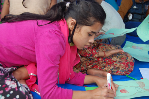 카트만두 아동쉼터에서 그림을 그리고 있는 쿠마리(8세)는 지진으로 여동생을 잃었다.