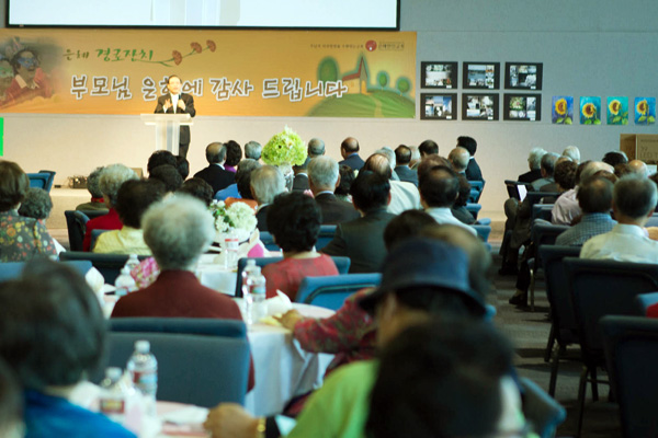 은혜한인교회가 가정의 달을 맞이해 교회 내 어르신들을 섬기는 행사를 개최했다. 