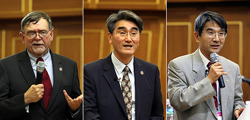 (왼쪽부터 순서대로) 존 코클리·김진홍·이후정 교수가 강연하고 있다. ⓒ정동제일교회 제공