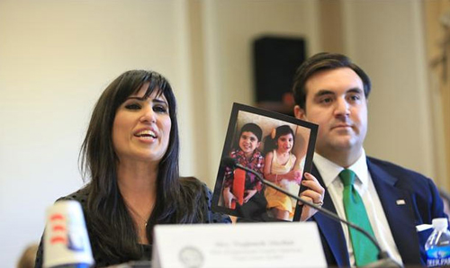지난 2013년 3월 15일 워싱턴DC에서 열렸던 인권위원회의에 참석해 증언하던 나흐메 아브디니(왼쪽). ⓒ미국법과정의센터 제공