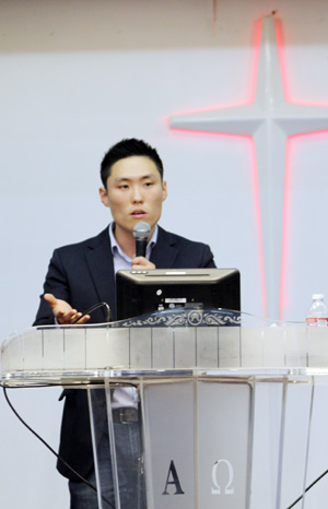 함승모 대표가 13일 주님의영광교회에서 열린 세미나에서 CCM 저작권에 관해 설명하고 있다. 