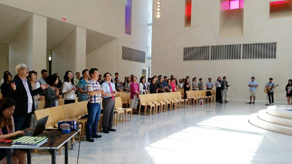 바이블 컨퍼런스 참석자들이 폐회예배에서 헌신을 다짐하고 있다.