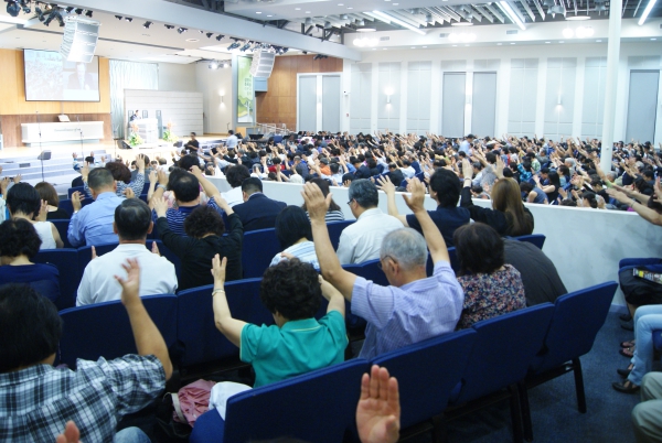 2015 뉴저지 호산나대회가 29일 필그림교회에서 개막했다. 참가자들이 손을 들고 간절히 기도하고 있다.