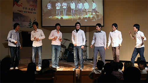 교회 친구들과 함께했던 김수석 선교사(오른쪽에서 세 번째). ⓒ추모 영상 캡쳐