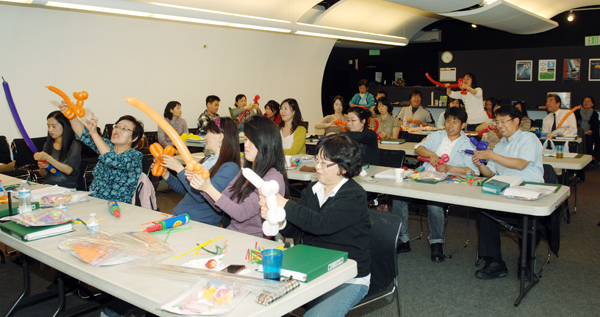 지저스 키즈 세미나에 참석한 교사들이 아이들이 좋아하는 풍선 아트를 배우면서 즐거운 시간을 갖고 있다.