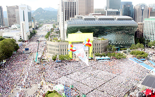 5년 전 광복 70년 한국교회 평화통일기도회가 서울광장 일대에서 약 15만명이 운집한 가운데 거행되고 있다. 