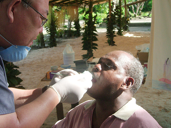 파푸아뉴기니에서 진료하는 김범수 집사
