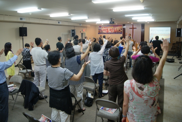 대한민국 건국 67주년 기념과 광복 70주년 및 통일기도회에서 참석자들이 뜨겁게 기도하고 있다.