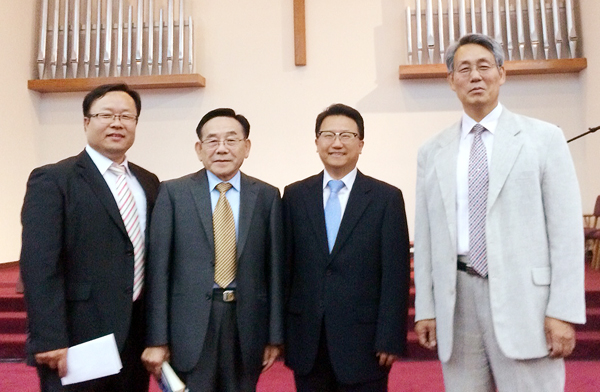 남가주중부교협 주관 광복절 기념행사를 마치고 임원들이 함께 했다. (좌측부터) 김영대 목사, 전동은 목사, 심민구 목사.