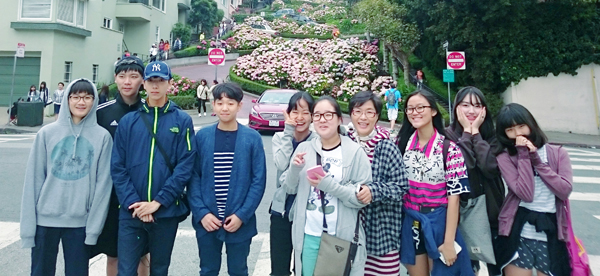 샌프란시스코의 유명 관광지 롬바드 꽃길 앞에 선 한국 홀사모 자녀들과 정한나 사모(오른쪽에서 네 번째). 이들은 새 힘과 용기를 얻고 돌아갔다.