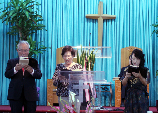 박형만 장로(맨 왼쪽)는 주일 대예배에서 찬양으로도 하나님께 영광 드리고 있다.