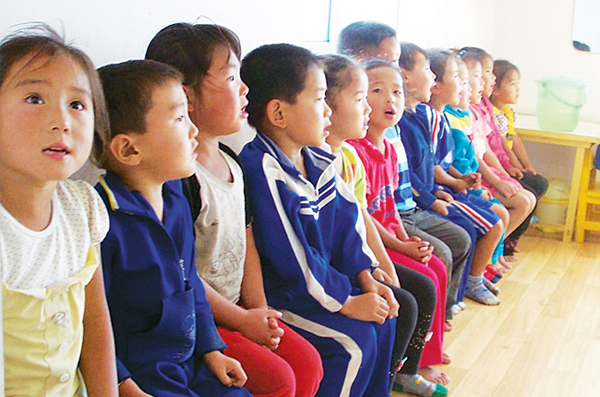 LA기윤실의 빵을 통해 발육에 필요한 영양을 공급받는 북한 유치원 어린이들
