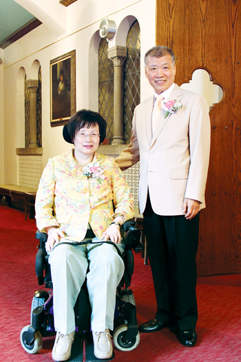 샬롬장애인선교회 대표 박모세 목사(오른쪽)와 부인 박성칠 사모. 