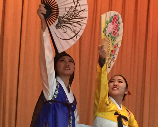추석맞이 효도잔치에서 전통 민속춤을 비롯한 다양한 공연이 펼쳐졌다.