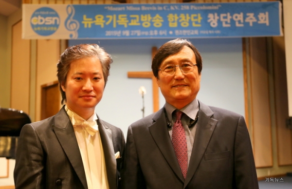 장효종 지휘자(왼쪽)와 cbsn 문석진 사장(오른쪽)
