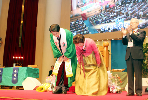 총회장 채영남 목사 내외가 취임식에서 총대들의 박수를 받으며 인사하고 있다. 