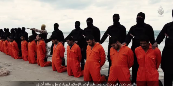 IS가 지난 2월 이집트 콥트 기독교인 21명을 참수하기 전 위협하는 모습