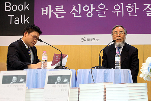 김세윤 교수(오른쪽)가 여러 질문에 답하고 있다. 왼쪽은 사회를 맡은 박용범 팀장(두란노서원 저작권팀). ⓒ김진영 기자
