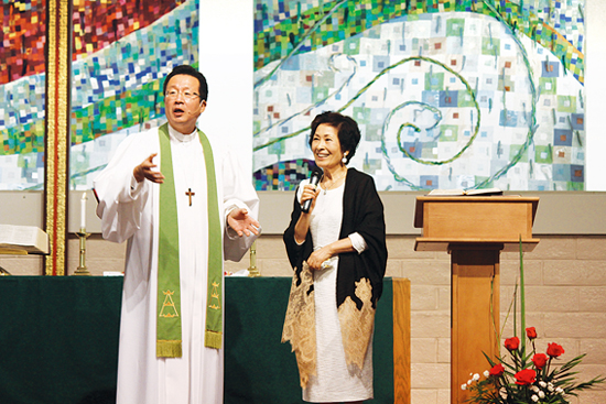 림학춘 목사(왼쪽)와 집회 강사로 교회를 찾은 월드비전 홍보대사 김혜자 권사. 