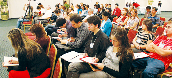 2년 전 파라과이 아순시온에서 열린 크리스천CEO스쿨에서 학생들이 강충원 선교사의 강의를 경청하고 있다.