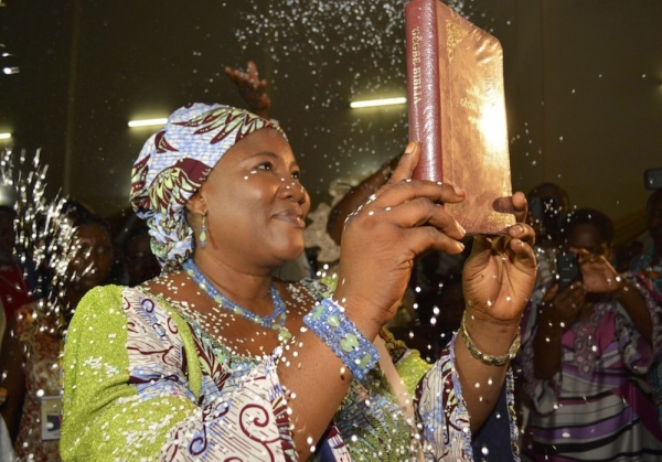 2014년 12월 봉헌된 첫 번역 미나 성경을 들고 기뻐하는 토고 여성 ©대한성서공회